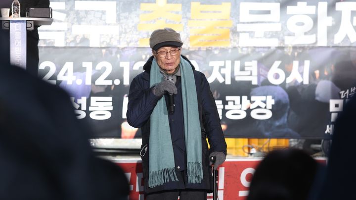 [세종=뉴시스] 송승화 기자 = 12일 오후 세종시 나성동 어반아트리움 앞 광장에서 열린 촛불문화제에 참석한 이해찬 더불어민주당 상임고문이 '탄핵' 관련 이야기를 하고 있다. 2024.12.12.song1007@newsis.com *재판매 및 DB 금지