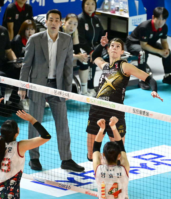 [서울=뉴시스] 프로배구 정관장의 부키리치가 12일 대전충무체육관에서 열린 도드람 2024~2025 V-리그 여자부 현대건설과의 3라운드 경기에서 공격을 시도하고 있다. (사진=KOVO 제공) 2024.12.12. *재판매 및 DB 금지
