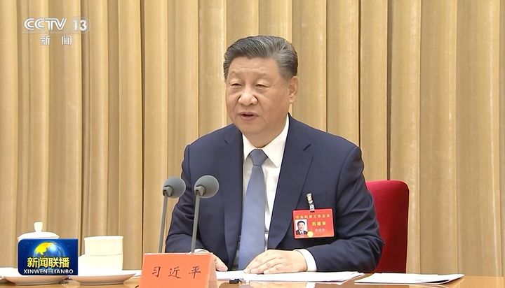 [서울=뉴시스]중국 지도부가 내년 경제 회복을 위해 재정 적자율과 초장기 특별국채 발행을 확대하고 지급준비율·금리를 인하하는 등 경기 부양을 강화할 방침을 밝혔다. 사진은 12일 중국 베이징에서 열린 중앙경제공작회의에서 시진핑 국가주석이 발언하는 모습. 2024.12.12 <사진출처:중국중앙(CC) TV 캡쳐> 2024.12.12