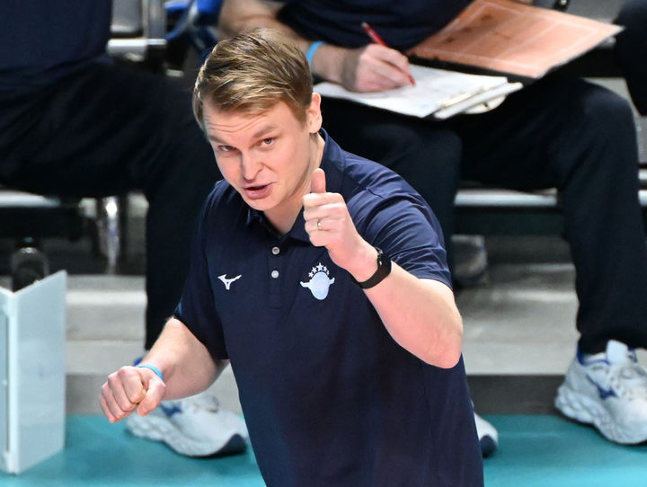 [서울=뉴시스] 프로배구 대한항공 토미 틸리카이넨 감독이 12일 서울 장충체육관에서 열린 도드람 2024~2025 V-리그 우리카드와의 경기에서 선수들을 격려하고 있다. (사진=KOVO 제공) 2024.12.12. *재판매 및 DB 금지