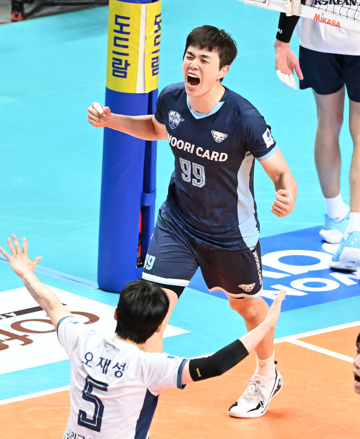 [서울=뉴시스] 프로배구 우리카드 김지한이 12일 서울 장충체육관에서 열린 도드람 2024~2025 V-리그 대한항공과의 경기에서 득점에 성공한 뒤 포효하고 있다. (사진=KOVO 제공) 2024.12.12. *재판매 및 DB 금지