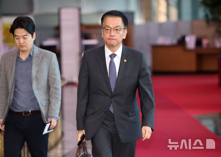 [서울=뉴시스] 배훈식 기자 = 최상목 부총리 겸 기획재정부 장관은 12일자 일본 니혼게이자이신문(닛케이)과의 인터뷰에서 한국의 비상계엄 선포 및 해제 사태에도 "양호한 한일 관계는 퇴보하지 않을 것"이라고 밝혔다. 사진은 최 부총리가 12일 오전 서울 종로구 정부서울청사로 출근하고 있는 모습. 2024.12.12. dahora83@newsis.com