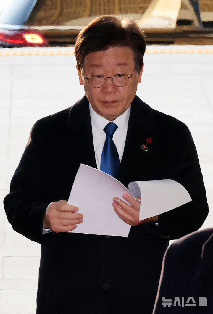 [서울=뉴시스] 조성우 기자 = 이재명 더불어민주당 대표가 12일 오전 서울 여의도 국회로 출근하고 있다. 2024.12.12. xconfind@newsis.com