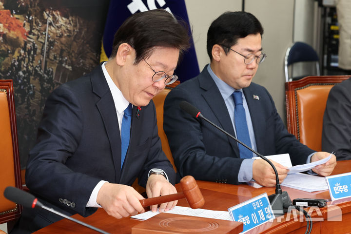 [서울=뉴시스] 권창회 기자 = 이재명 더불어민주당 대표가 12일 오전 서울 여의도 국회에서 열린 최고위원회의에서 의사봉을 두드리고 있다. 2024.12.12. kch0523@newsis.com