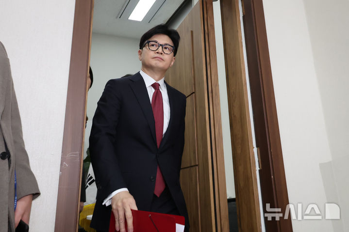 [서울=뉴시스] 조성우 기자 = 한동훈 국민의힘 대표가 12일 오전 서울 여의도 국회에서 비상계엄 사태 관련 입장 발표를 하기 위해 들어서고 있다. 2024.12.12. xconfind@newsis.com