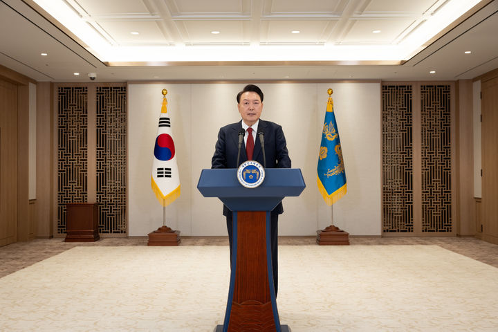 [서울=뉴시스] 최진석 기자 = 윤석열 대통령이 12일 서울 용산 대통령실 청사에서 대국민 담화를 하고 있다. (사진=대통령실 제공) 2024.12.12. photo@newsis.com *재판매 및 DB 금지