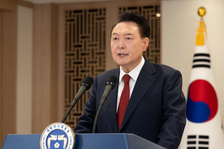 [서울=뉴시스] 최진석 기자 = 윤석열 대통령이 12일 서울 용산 대통령실 청사에서 대국민 담화를 하고 있다. (사진=대통령실 제공) 2024.12.12. photo@newsis.com *재판매 및 DB 금지