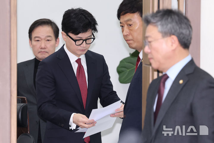 [서울=뉴시스] 권창회 기자 = 한동훈 국민의힘 대표가 12일 오전 서울 여의도 국회에서 '윤석열 대통령 탄핵 찬성' 입장 발표에 앞서 자료를 살펴보고 있다. 2024.12.12. kch0523@newsis.com