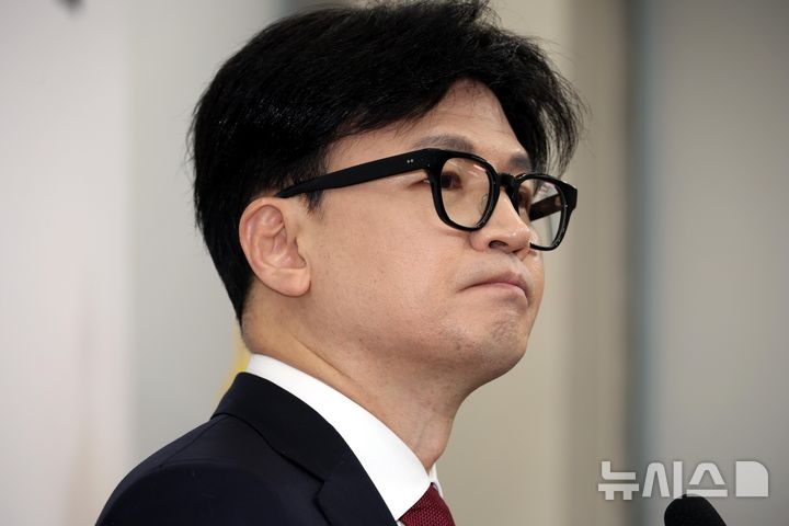 [서울=뉴시스] 조성봉 기자 = 한동훈 국민의힘 대표가 12일 오전 서울 여의도 국회에서 '윤석열 대통령 탄핵 찬성' 입장 발표를 하던 중 굳은 표정을 짓고 있다. 2024.12.12. suncho21@newsis.comm