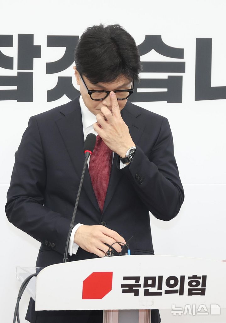 [서울=뉴시스] 조성봉 기자 = 한동훈 국민의힘 대표가 12일 오전 서울 여의도 국회에서 '윤석열 대통령 탄핵 찬성' 입장 발표를 하던 중 안경을 고쳐쓰고 있다.   2024.12.12. suncho21@newsis.com