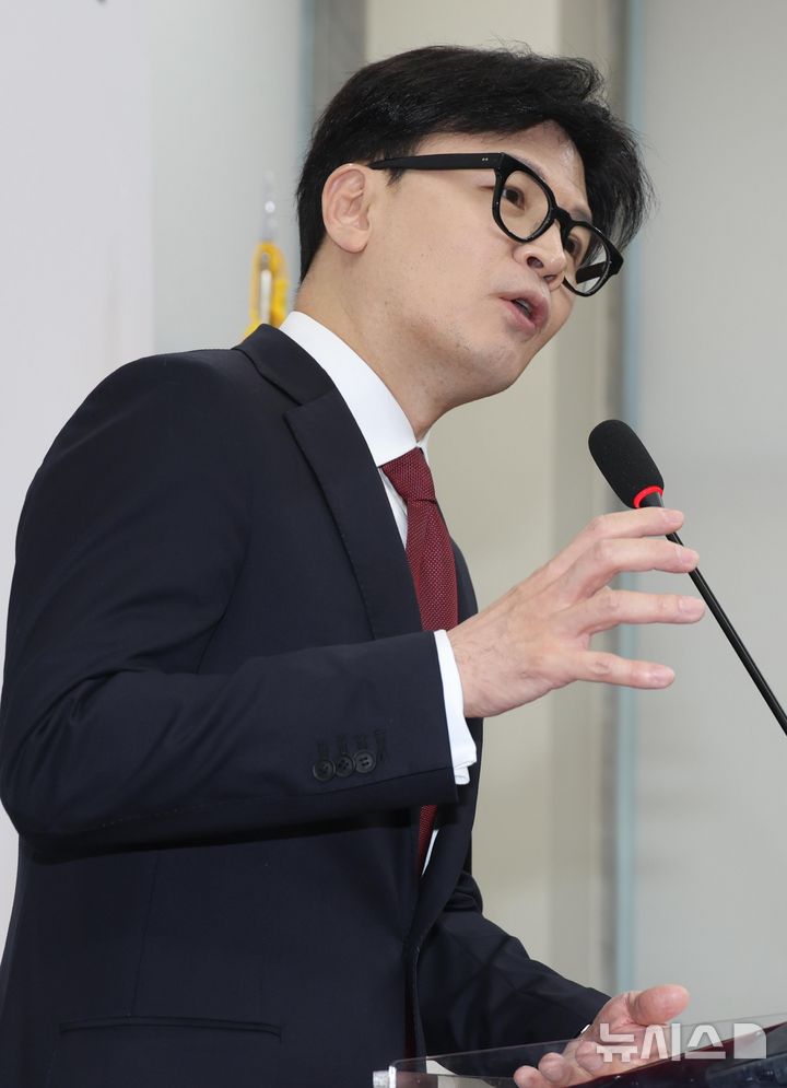 [서울=뉴시스] 조성봉 기자 = 한동훈 국민의힘 대표가 12일 오전 서울 여의도 국회에서 '윤석열 대통령 탄핵 찬성' 입장 발표를 하고 있다. 2024.12.12. suncho21@newsis.comm