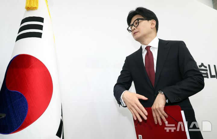 [서울=뉴시스] 조성봉 기자 = 한동훈 국민의힘 대표가 12일 오전 서울 여의도 국회에서 '윤석열 대통령 탄핵 찬성' 입장 발표를 마치고 밖으로 나서고 있다. 2024.12.12. suncho21@newsis.comm