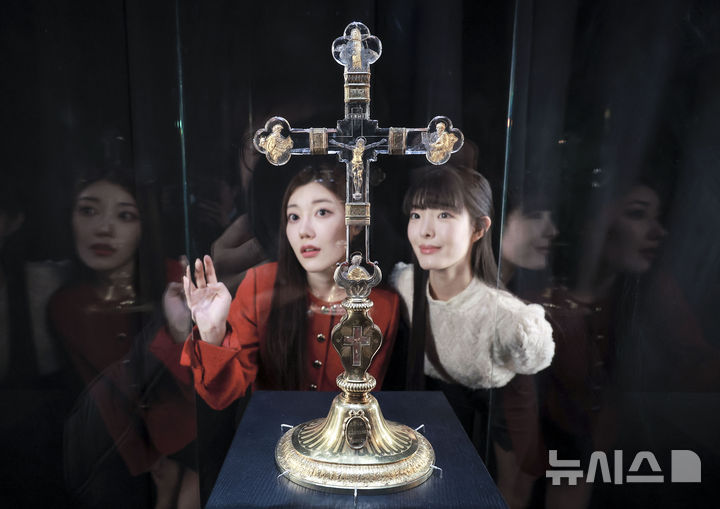 [서울=뉴시스] 정병혁 기자 = 12일 서울 송파구 롯데뮤지엄에서 열린 'The Art of Jewellery: 고혹의 보석, 매혹의 시간'에서 모델들이 발레리오 벨리 CROSS'를 바라보고 있다. 2024.12.12. jhope@newsis.com