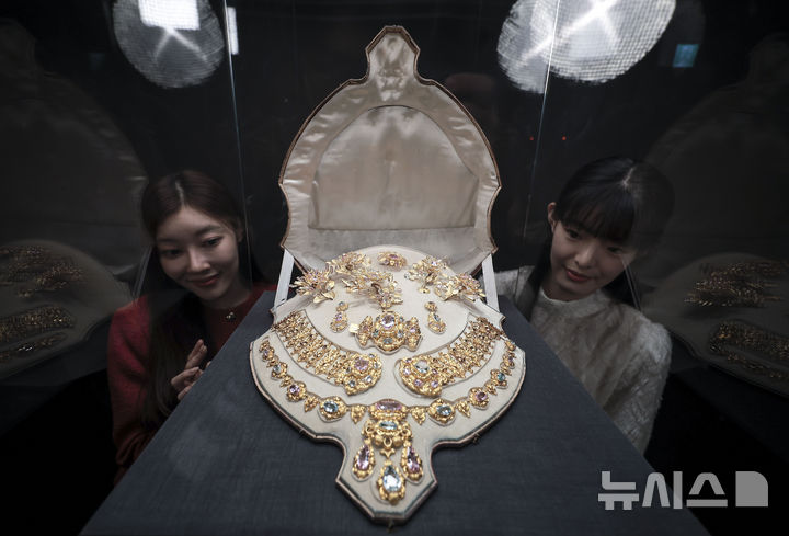 [서울=뉴시스] 정병혁 기자 = 12일 서울 송파구 롯데뮤지엄에서 열린 'The Art of Jewellery: 고혹의 보석, 매혹의 시간'에서 모델들이 루미니 후작 부인의 '파뤼르'를 바라보고 있다. 2024.12.12. jhope@newsis.com