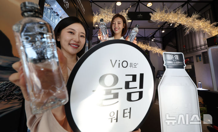[서울=뉴시스] 추상철 기자 = 12일 오전 서울 강남구 갤러리아 명품관에 마련된 코카-콜라사의 '울림워터' 출시 기념 팝업 스토어에서 모델들이 울림워터를 선보이고 있다. ‘울림워터’는 울릉도 최초의 먹는샘물로 코카-콜라사에서 프리미엄 워터 라인으로 출시한 제품이다.2024.12.12. scchoo@newsis.com
