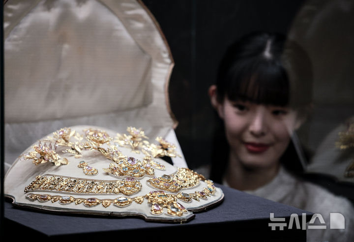 [서울=뉴시스] 정병혁 기자 = 12일 서울 송파구 롯데뮤지엄에서 열린 'The Art of Jewellery: 고혹의 보석, 매혹의 시간'에서 모델들이 루미니 후작 부인의 '파뤼르'를 바라보고 있다. 2024.12.12. jhope@newsis.com