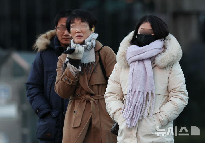 [서울=뉴시스] 김근수 기자 = 월요일인 16일 아침 기온은 전국 대부분 지역이 영하에 머물러 춥겠고 제주, 충남 등에는 비나 눈이 내리겠다. 사진은 추운 날씨를 보인 지난 12일 오전 서울 종로구 세종대로에서 시민들이 출근길에 나서고 있는 모습. 2024.12.12. ks@newsis.com