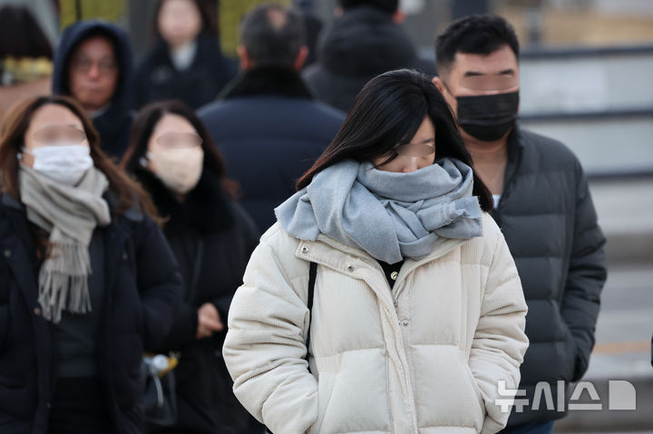 [서울=뉴시스] 김근수 기자 = 추운 날씨를 보인 12일 오전 서울 종로구 세종대로에서 시민들이 출근길에 나서고 있다. 2024.12.12. ks@newsis.com