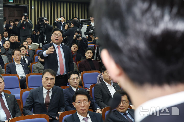 [서울=뉴시스] 고승민 기자 = 강명구 국민의힘 의원이 12일 서울 여의도 국회에서 열린 2024 국민의힘 원내대표 선출 의원총회에서 인사말 중인 한동훈 대표에게 항의하고 있다. 2024.12.12. kkssmm99@newsis.com