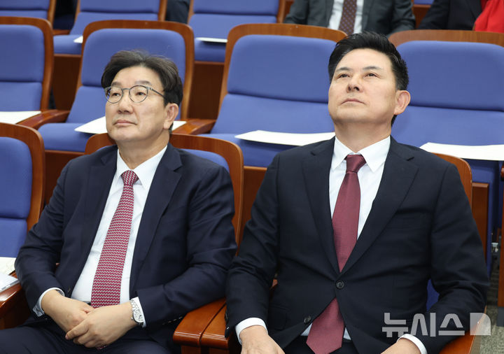 [서울=뉴시스] 고승민 기자 = 국민의힘 원내대표 후보인 김태호, 권성동 의원이 12일 서울 여의도 국회에서 열린 2024 국민의힘 원내대표 선출 의원총회에서 시작 전 허공을 바라보며 생각에 잠겨 있다. 2024.12.12. kkssmm99@newsis.com