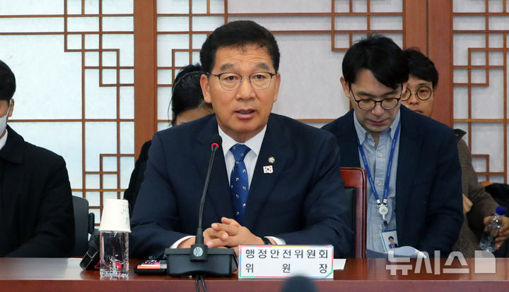 [과천=뉴시스] 김혜진 기자 = 신정훈 국회 행정안전위원회 위원장이 12일 오전 경기 과천 중앙선거관리위원회를 찾아 계엄군의 선관위 침탈 관련 상황에 대한 현장점검을 마치고 발언하고 있다. 2024.12.12. jini@newsis.com