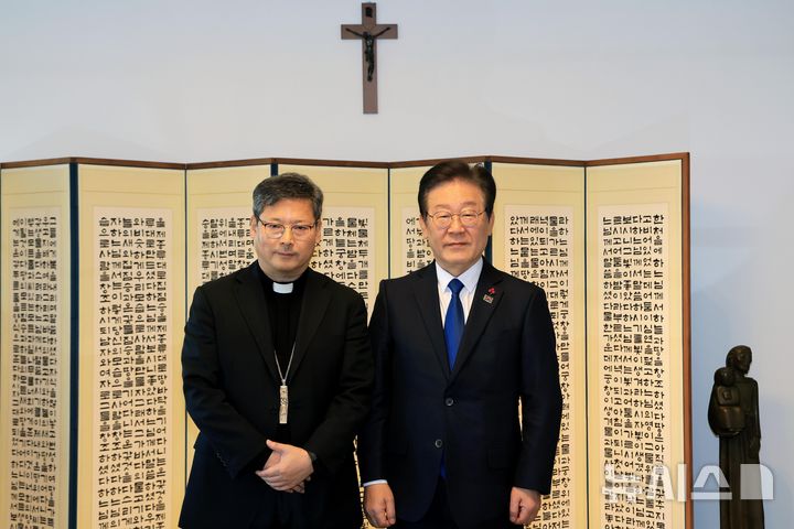 [서울=뉴시스] 국회사진기자단 = 이재명 더불어민주당 대표가 12일 오전 서울 중구 천주교 서울대교구청에서 정순택 대주교와 기념촬영 하고 있다. 2024.12.12. photo@newsis.com