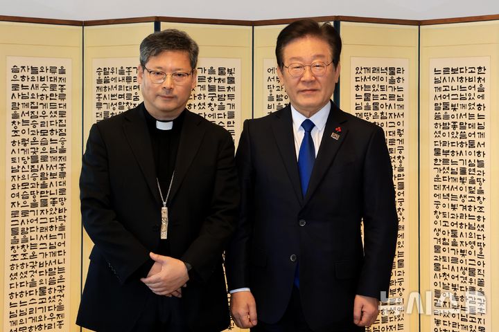 [서울=뉴시스] 국회사진기자단 = 이재명 더불어민주당 대표가 12일 오전 서울 중구 천주교 서울대교구청에서 정순택 대주교와 기념촬영 하고 있다. 2024.12.12. photo@newsis.com