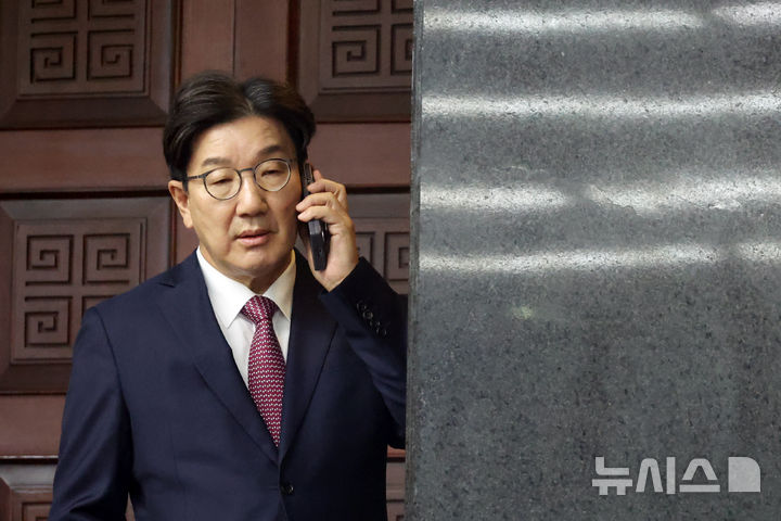 석[서울=뉴시스] 고승민 기자 = 권성동 국민의힘 원내대표 후보가 12일 서울 여의도 국회에서 열린 2024 국민의힘 원내대표 선출 의원총회에서 시작 전 전화 통화를 하고 있다. 2024.12.12. kkssmm99@newsis.com