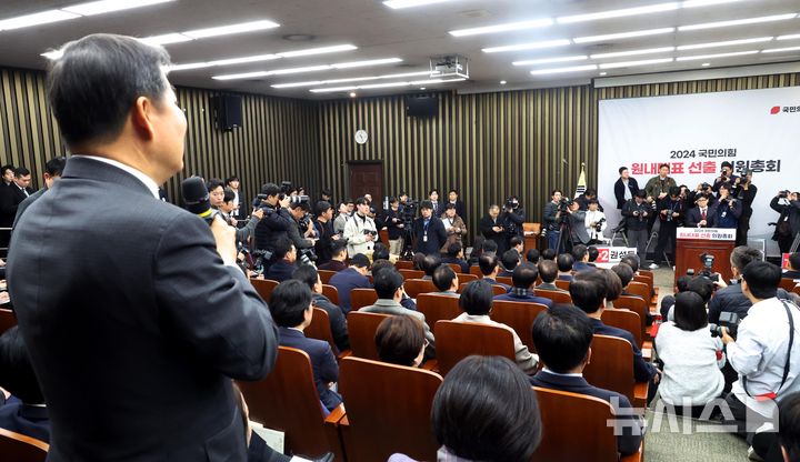 [서울=뉴시스] 조성봉 기자 = 이철규 국민의힘 의원 이 12일 오전 서울 여의도 국회에서 열린 국민의힘 원내대표 선출을 위한 의원총회에서 한동훈 대표의 '윤석열 대통령 탄핵 찬성' 발언에 항의하고 있다. 2024.12.12. suncho21@newsis.com