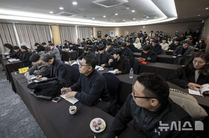 [서울=뉴시스] 정병혁 기자 = 12일 서울 송파구 올림픽파크텔에서 2025 여자실업축구 신인선수 선발 드래프트가 열리고 있다. 2024.12.12. jhope@newsis.com