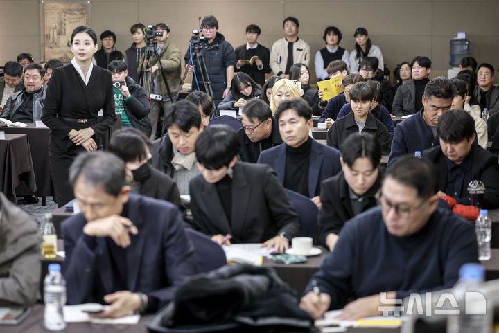 [서울=뉴시스] 정병혁 기자 = 12일 서울 송파구 올림픽파크텔에서 2025 여자실업축구 신인선수 선발 드래프트가 열리고 있다. 2024.12.12. jhope@newsis.com