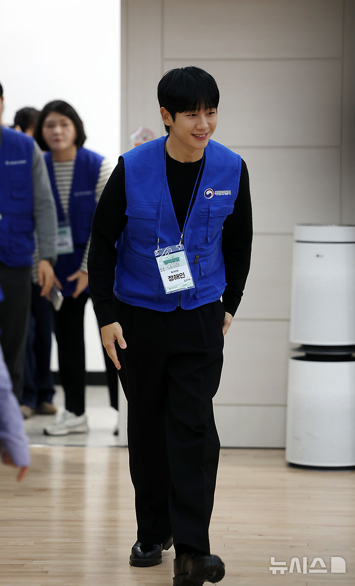 [서울=뉴시스] 김명년 기자 = 배우 정해인이 12일 오전 서울 마포구 염리종합사회복지관에서 열린 '행복공감봉사단 취약계층 위한 따뜻한 한 끼 나눔 봉사활동'에서 행사장으로 들어서고 있다. 2024.12.12. kmn@newsis.com