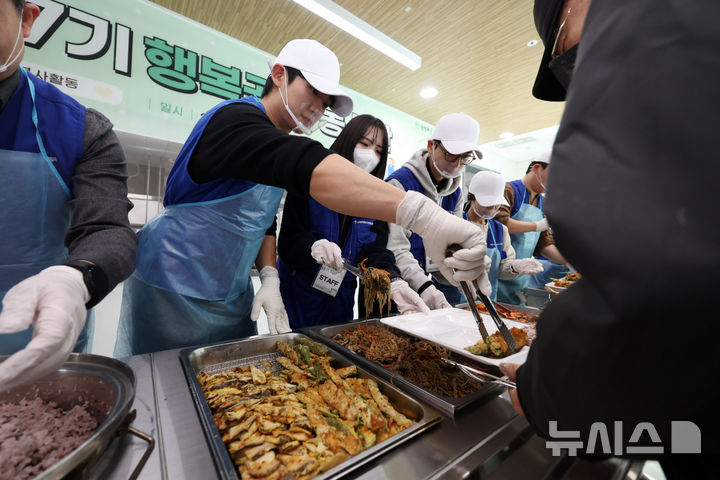 [서울=뉴시스] 김명년 기자 = 배우 정해인이 12일 오전 서울 마포구 염리종합사회복지관에서 열린 '행복공감봉사단 취약계층 위한 따뜻한 한 끼 나눔 봉사활동'에서 어르신들에게 배식을 하고 있다. 2024.12.12. kmn@newsis.com