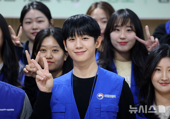 [서울=뉴시스] 김명년 기자 = 배우 정해인이 12일 오전 서울 마포구 염리종합사회복지관에서 열린 '행복공감봉사단 취약계층 위한 따뜻한 한 끼 나눔 봉사활동'에서 기념촬영하고 있다. 2024.12.12. kmn@newsis.com