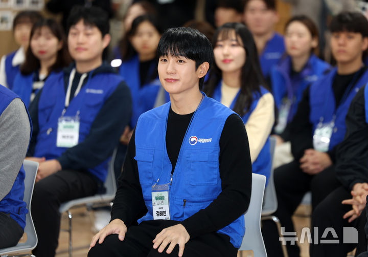 [서울=뉴시스] 김명년 기자 = 배우 정해인이 12일 오전 서울 마포구 염리종합사회복지관에서 열린 '행복공감봉사단 취약계층 위한 따뜻한 한 끼 나눔 봉사활동'에 참석해 있다. 2024.12.12. kmn@newsis.com