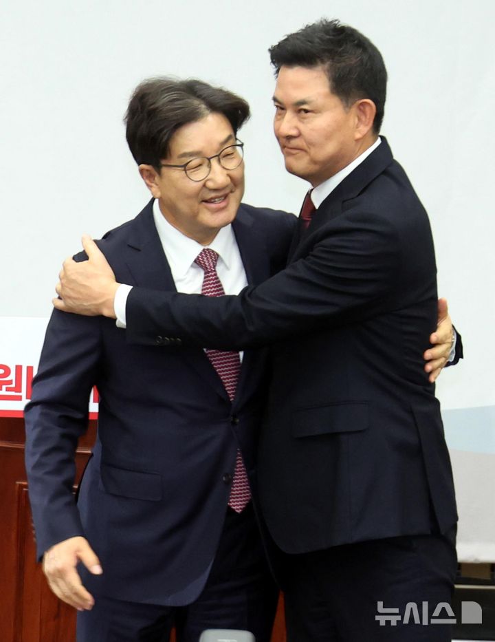 [서울=뉴시스] 조성봉 기자 = 권성동 국민의힘 신임 원내대표가 12일 오전 서울 여의도 국회에서 열린 원내대표 선출을 위한 의원총회에서 김태호 후보의 축하를 받고 있다. 2024.12.12. suncho21@newsis.com