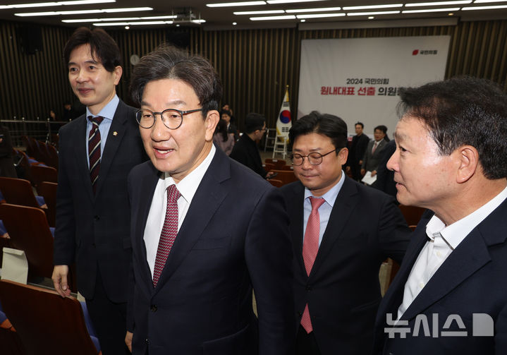 [서울=뉴시스] 고승민 기자 = 권성동 국민의힘 신임 원내대표가 12일 서울 여의도 국회에서 열린 2024 국민의힘 원내대표 선출 의원총회가 끝난 뒤 회의장을 빠져 나오고 있다. 2024.12.12. kkssmm99@newsis.com