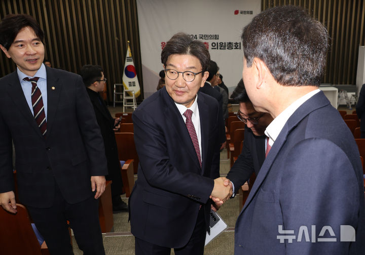 [서울=뉴시스] 고승민 기자 = 권성동 국민의힘 신임 원내대표가 12일 서울 여의도 국회에서 열린 2024 국민의힘 원내대표 선출 의원총회가 끝난 뒤 의원들과 인사를 하고 있다. 2024.12.12. kkssmm99@newsis.com