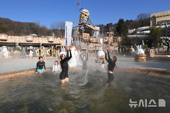 [용인=뉴시스] 김종택 기자 = 12일 경기도 용인시 캐리비안 베이에서 관계자들이 무민 캐릭터 테마로 꾸며진 북유럽 감성의 '윈터 스파 캐비'를 하고 있다.지난 6일 부터 운영을 시작한 '윈터 스파 캐비'에서는 귀여운 무민 개릭터와 함께 노천욕을 즐기며 푸짐한 먹거리와 참여 이벤트 등도 즐길 수 있다. 2024.12.12. jtk@newsis.com