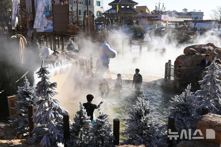 [용인=뉴시스] 김종택 기자 = 12일 경기도 용인시 캐리비안 베이에서 관계자들이 무민 캐릭터 테마로 꾸며진 북유럽 감성의 '윈터 스파 캐비'를 하고 있다.지난 6일 부터 운영을 시작한 '윈터 스파 캐비'에서는 귀여운 무민 개릭터와 함께 노천욕을 즐기며 푸짐한 먹거리와 참여 이벤트 등도 즐길 수 있다. 2024.12.12. jtk@newsis.com