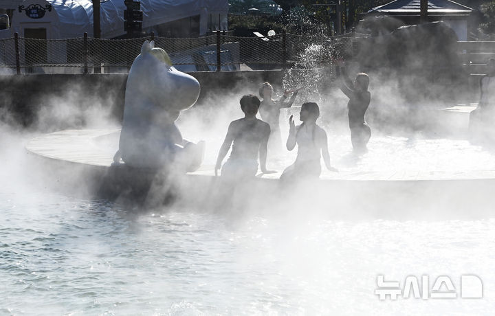 [용인=뉴시스] 김종택 기자 = 12일 경기도 용인시 캐리비안 베이에서 관계자들이 무민 캐릭터 테마로 꾸며진 북유럽 감성의 '윈터 스파 캐비'를 하고 있다.지난 6일 부터 운영을 시작한 '윈터 스파 캐비'에서는 귀여운 무민 개릭터와 함께 노천욕을 즐기며 푸짐한 먹거리와 참여 이벤트 등도 즐길 수 있다. 2024.12.12. jtk@newsis.com