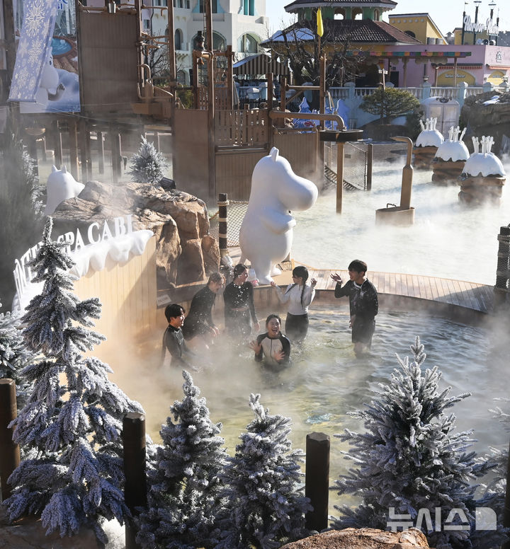 [용인=뉴시스] 김종택 기자 = 12일 경기도 용인시 캐리비안 베이에서 관계자들이 무민 캐릭터 테마로 꾸며진 북유럽 감성의 '윈터 스파 캐비'를 하고 있다.지난 6일 부터 운영을 시작한 '윈터 스파 캐비'에서는 귀여운 무민 개릭터와 함께 노천욕을 즐기며 푸짐한 먹거리와 참여 이벤트 등도 즐길 수 있다. 2024.12.12. jtk@newsis.com