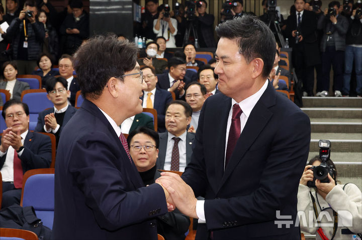 [서울=뉴시스] 고승민 기자 = 권성동 국민의힘 신임 원내대표가 12일 서울 여의도 국회에서 열린 2024 국민의힘 원내대표 선출 의원총회에서 김태호 의원과 인사를 나누고 있다. (공동취재) 2024.12.12. photo@newsis.com