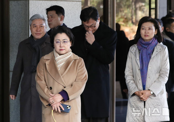 [서울=뉴시스] 사진공동취재단 = 12일 서울 서초구 대법원에서 열린 자녀 입시비리와 청와대 감찰무마 등 혐의로 징역 2년 실형이 선고된 조국 조국혁신당 대표의 상고심 선고 방청을 마친 김선민 의원 등 조국혁신당 의원들이 법정을 나서고 있다. 2024.12.12. photo@newsis.com