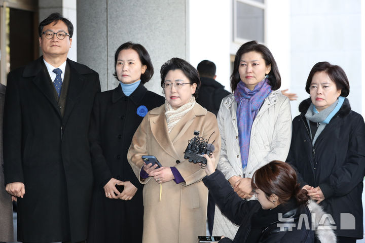 [서울=뉴시스] 사진공동취재단 = 12일 서울 서초구 대법원에서 열린 자녀 입시비리와 청와대 감찰무마 등 혐의로 징역 2년 실형이 선고된 조국 조국혁신당 대표의 상고심 선고 방청을 마친 김선민 의원 등 조국혁신당 의원들이 입장을 밝히고 있다. 2024.12.12. photo@newsis.com