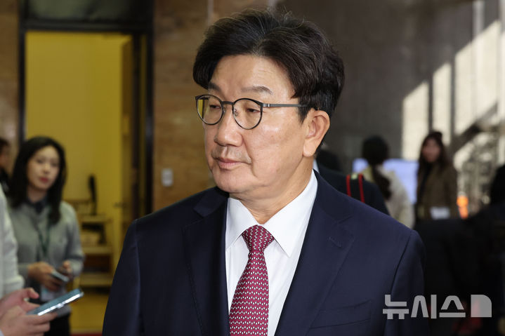 [서울=뉴시스] 권창회 기자 = 권성동 국민의힘 신임 원내대표가 12일 오후 서울 여의도 국회에서 열린 비공개 의원총회에 참석하고 있다. 2024.12.12. kch0523@newsis.com