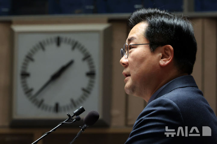 [서울=뉴시스] 조성우 기자 = 박찬대 더불어민주당 원내대표가 12일 오후 서울 여의도 국회에서 열린 의원총회에서 발언하고 있다. 2024.12.12. xconfind@newsis.com