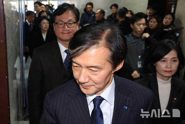 [서울=뉴시스] 조성우 기자 = 조국 전 조국혁신당 대표가 서울대학교 교수직 해임 결정에 불복해 교육부를 상대로 제기한 행정 소송이 오는 6월 시작된다. 사진은 조 전 대표가 지난해 12월 서울 여의도 국회에서 열린 기자간담회를 마치고 당대표실로 이동하고 있는 모습. 2024.12.12. xconfind@newsis.com