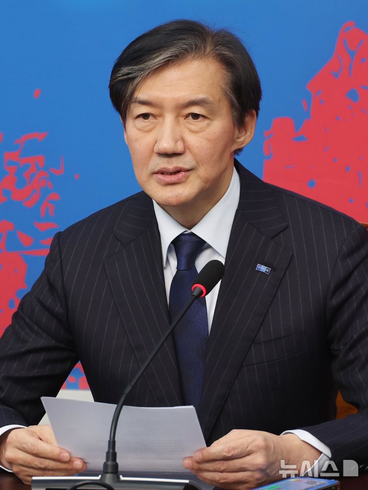[서울=뉴시스] 조성봉 기자 = 대법서 징역 2년 확정으로 의원직을 상실한 조국 조국혁신당 대표가 12일 오후 서울 여의도 국회에서 열린 기자간담회에서 입장을 밝히고 있다. 2024.12.12. suncho21@newsis.com