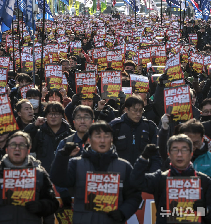 [서울=뉴시스] 정병혁 기자 = 12일 서울 중구 세종대로에서 열린 '내란주범 윤석열 즉각 탄핵, 구속 내란동조 국민의힘 해체' 노동자 시민대회에서 민주노총 조합원을 비롯한 참가자들이 구호를 외치고 있다. 2024.12.12. jhope@newsis.com